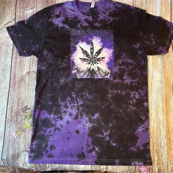 Black/ Purple DYE Presents the Weed Plant Tshirt - Picture 2 of 4